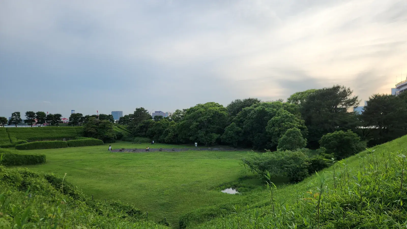 Rainbow Bridge and Tokyo city skyline views from Daiba Park